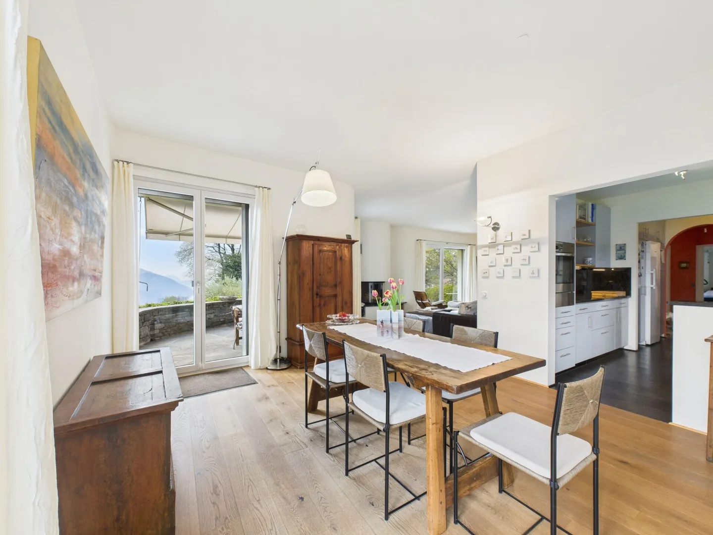 Casa unifamiliare pronta per essere abitata con uno stile moderno in una posizione soleggiata - Foto 3 di 19