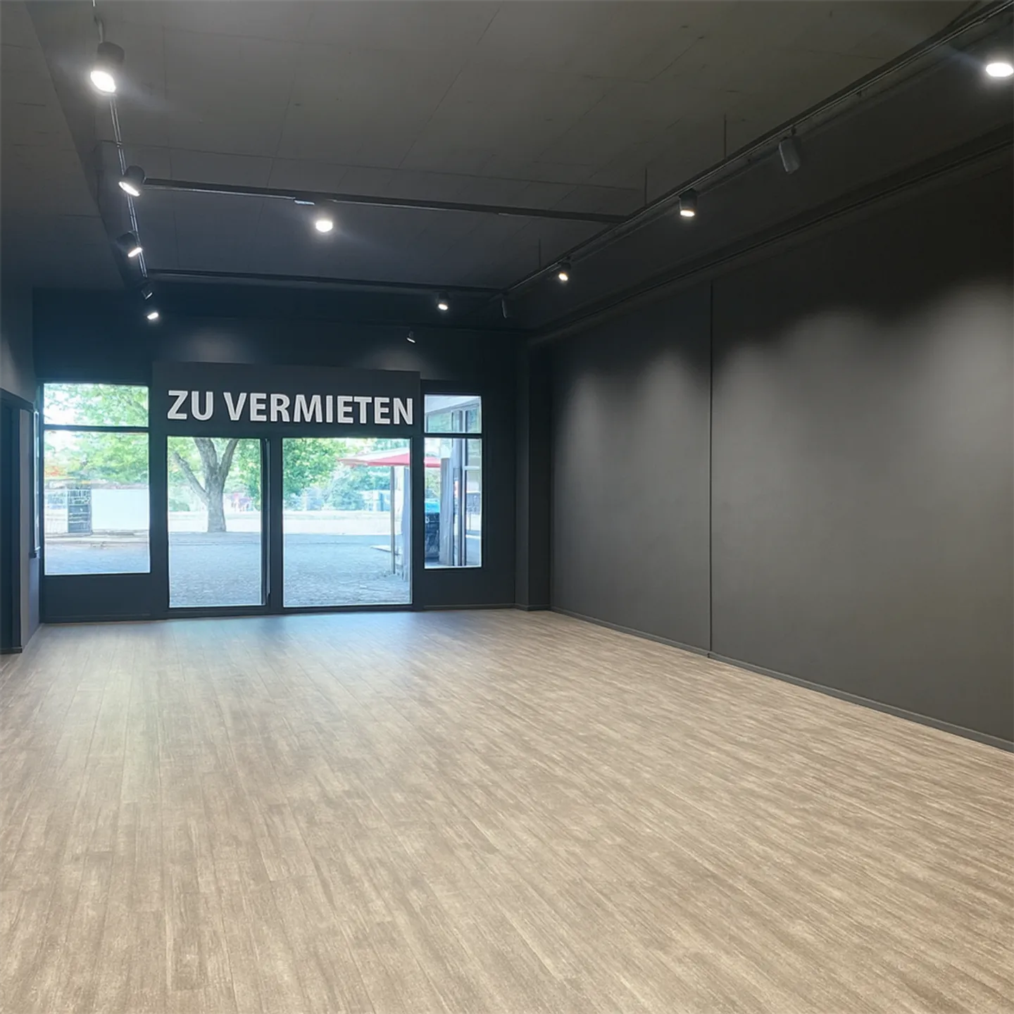 Commercial space Fritz Käser-Strasse 2 - Photo 2 of 5