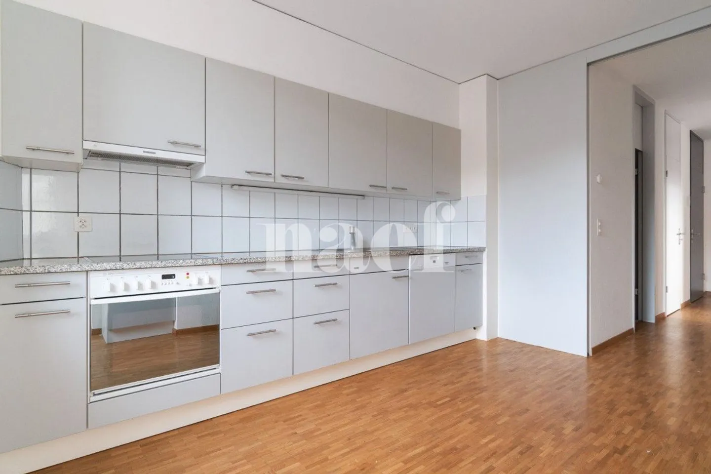 Beautiful apartment located in the heart of the city, close to all amenities. - Photo 4 of 10