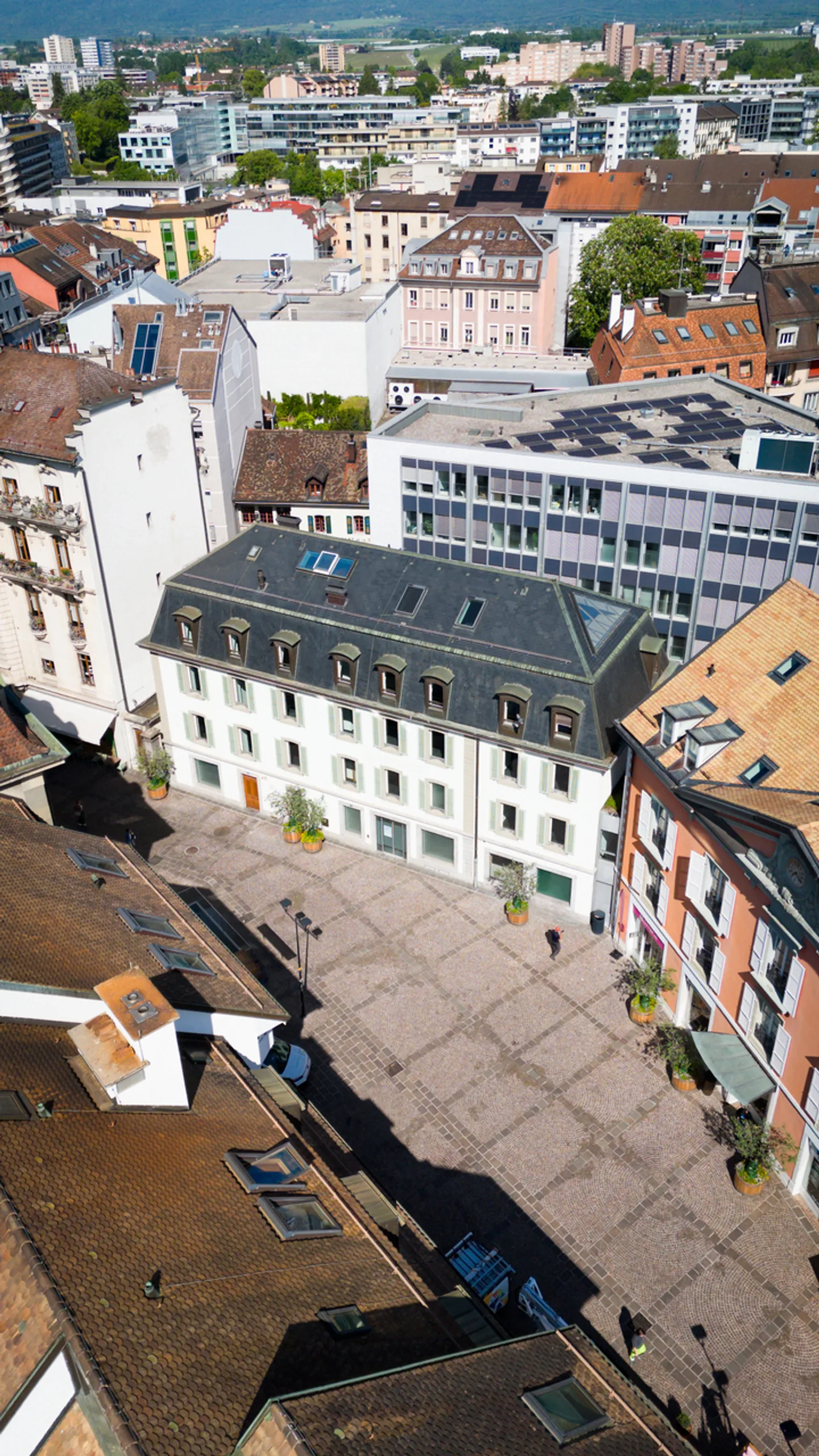 Prestigious building for rent in the heart of Nyon - Photo 2 of 7