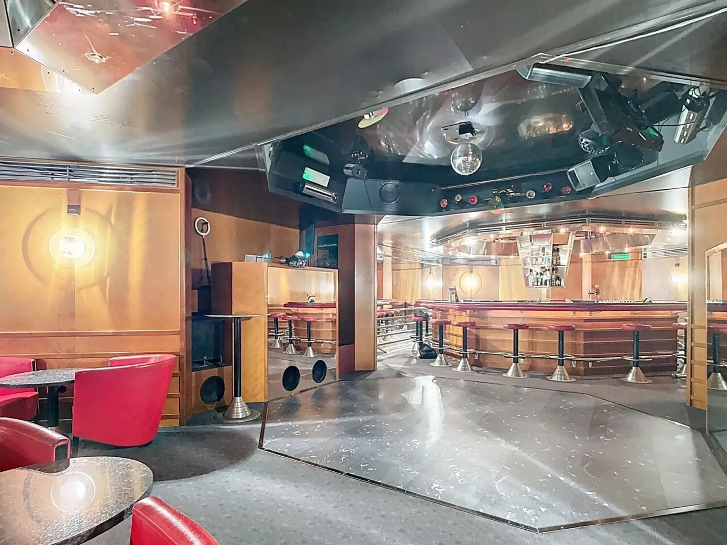 BAR-DISCO DI CIRCA 160 M² NEL SEMINTERRATO - Foto 5 di 13