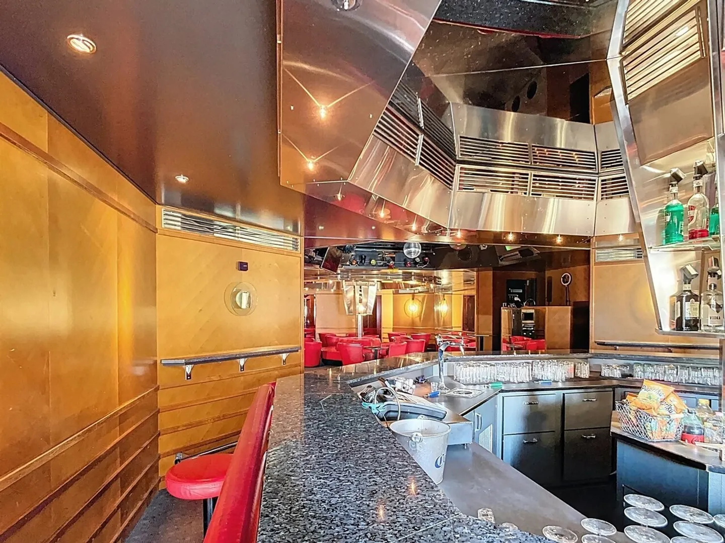 BAR-DISCO DI CIRCA 160 M² NEL SEMINTERRATO - Foto 7 di 13