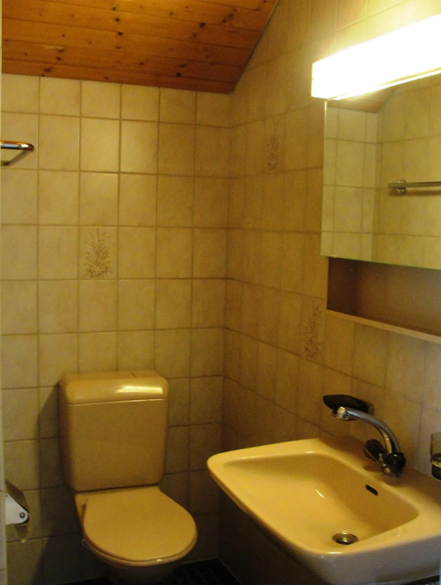 Charming 2.5-room old building attic apartment in a central location in Beinwil - Photo 3 of 7