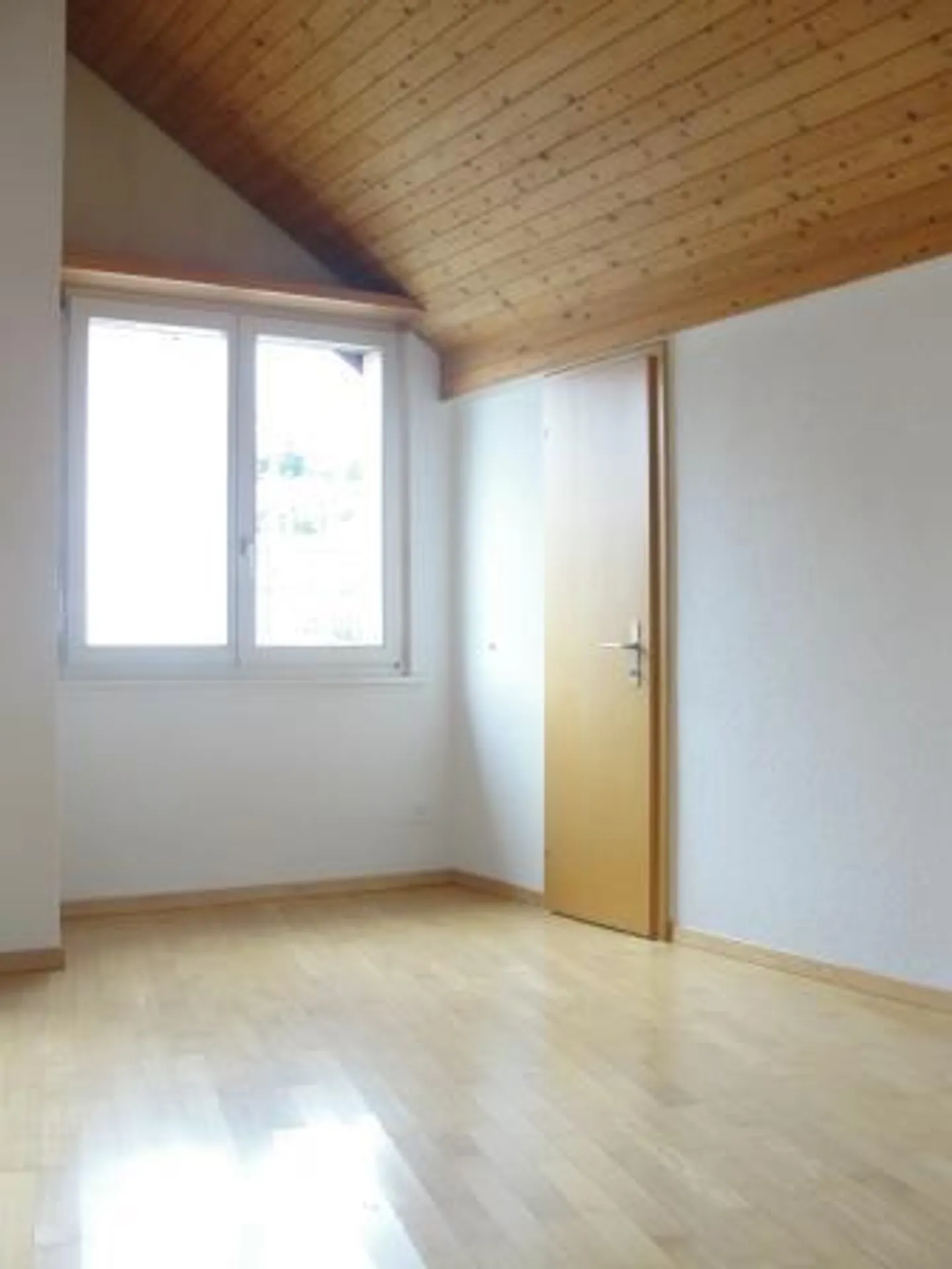 Charming 2.5-room old building attic apartment in a central location in Beinwil - Photo 4 of 7