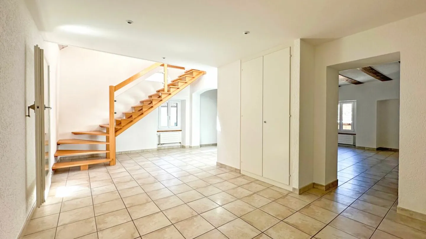 Duplex dans les combles avec 6,5 pièces et charme. - Photo 2 sur 26