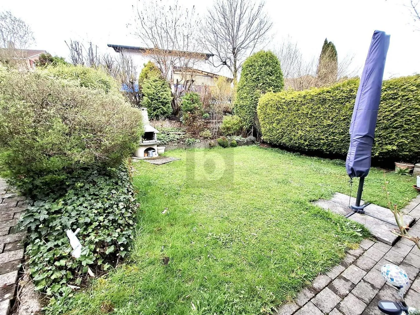 BRIGHT, SPACIOUS, WITH A VIEW - Photo 1 of 6