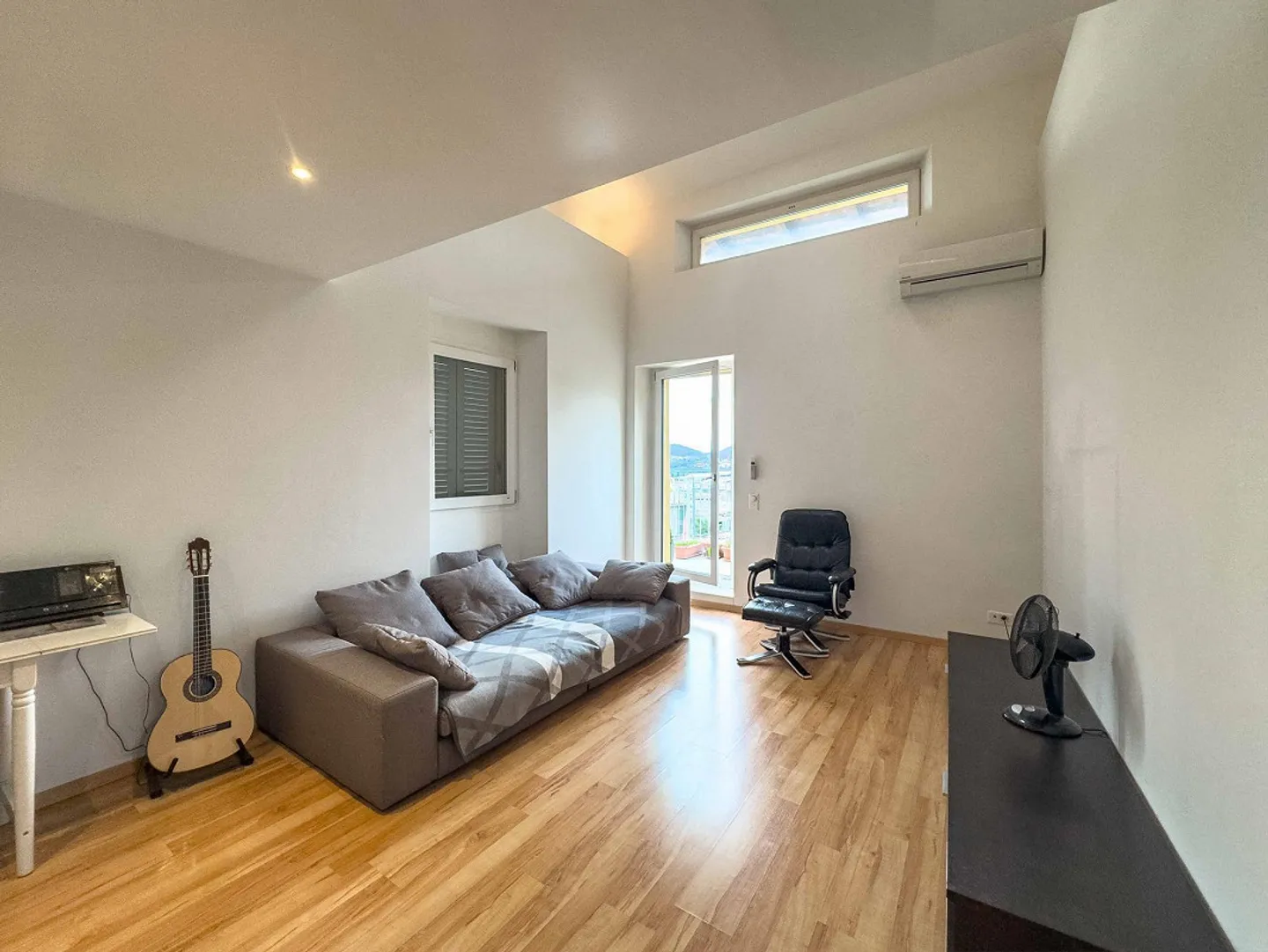 Spacious and characteristic duplex loft of 2.5 rooms in Castel San - Photo 3 of 7