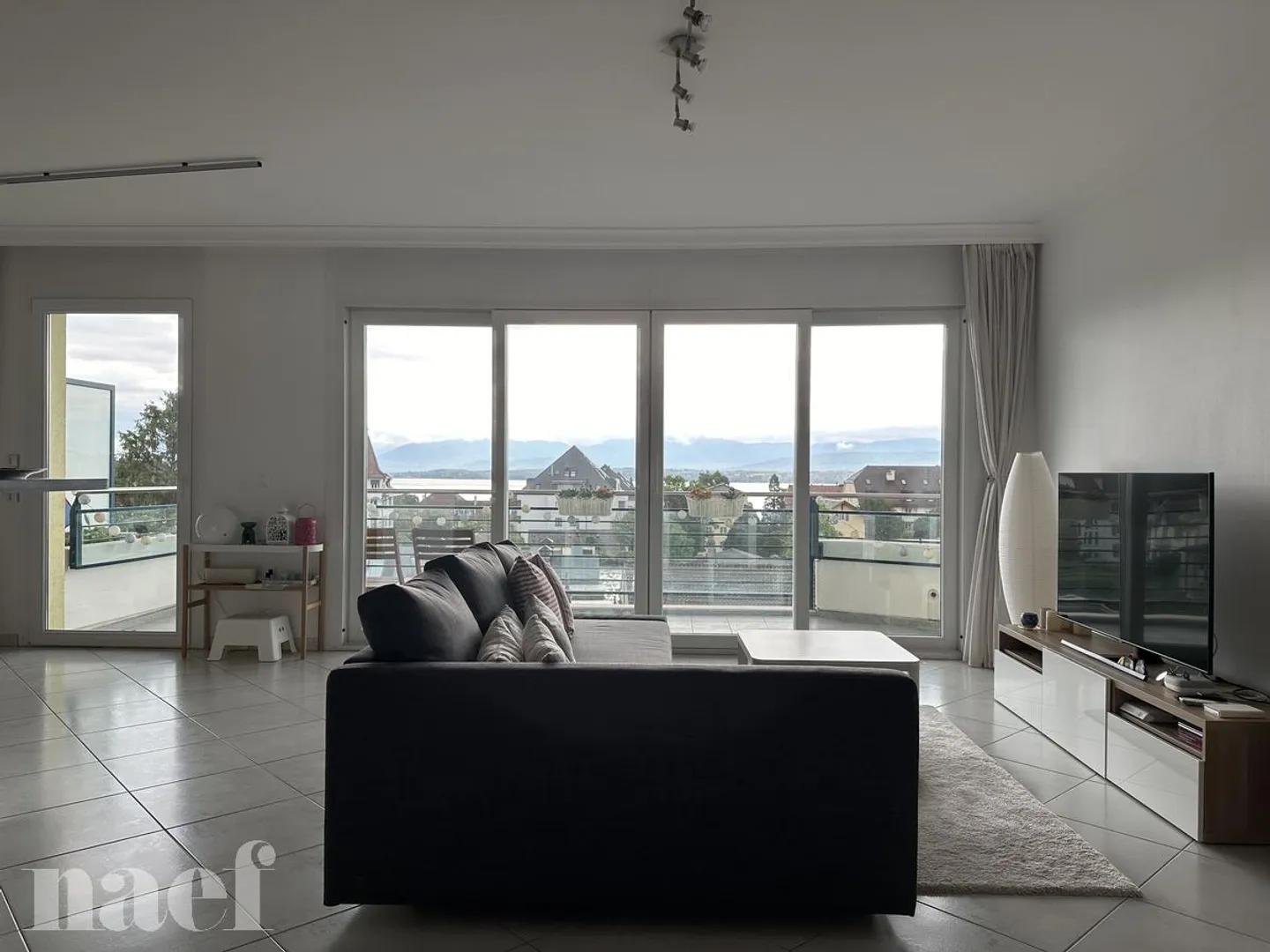 Beautiful lake view - Very large furnished apartment approx. 135m2 in the city center of 3.5 - Photo 5 of 9