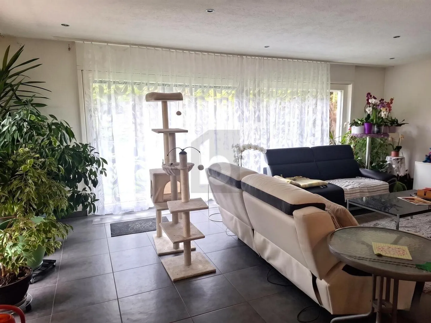 BRIGHT, SPACIOUS, WITH A VIEW - Photo 3 of 6