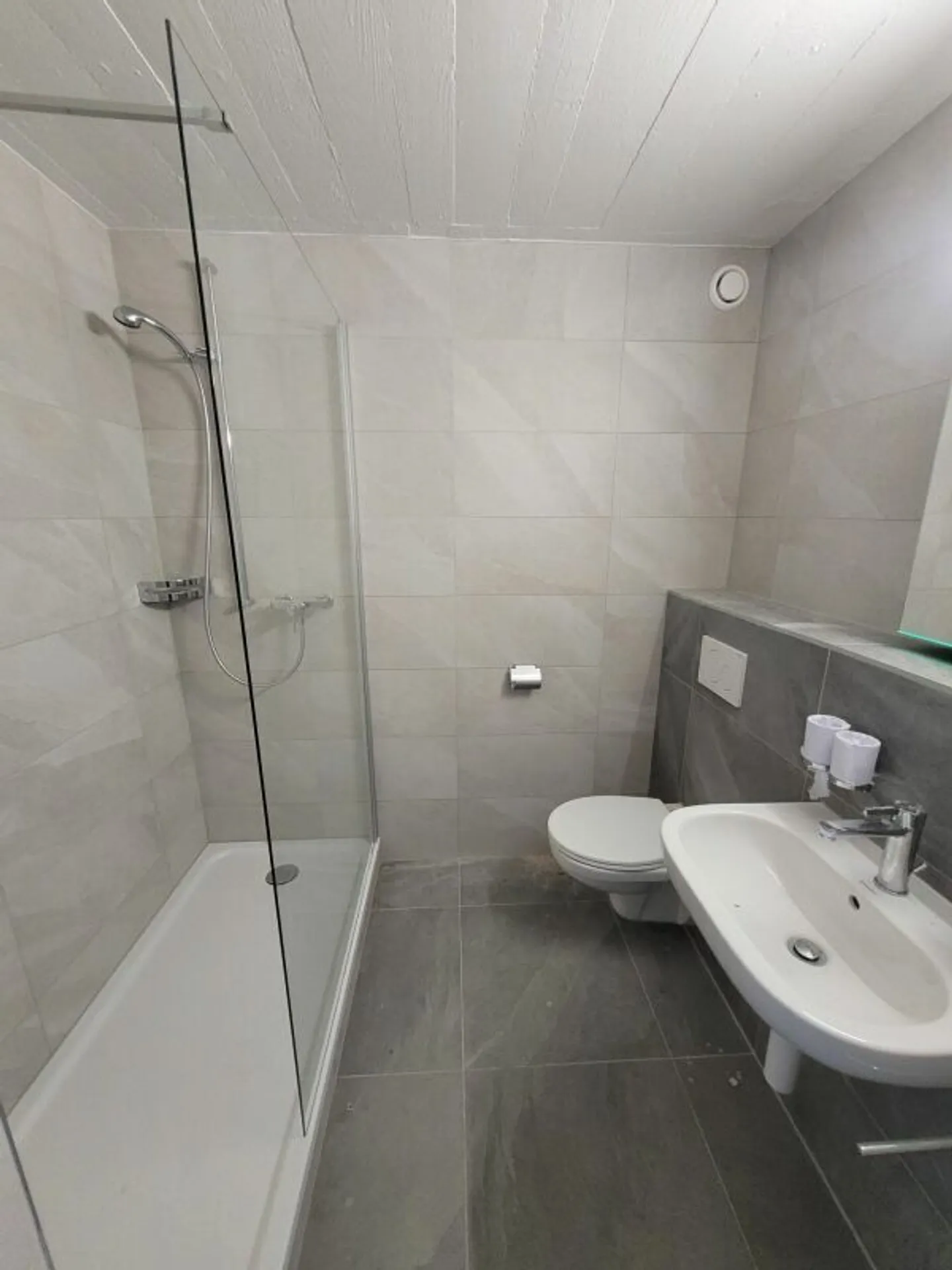 Appartement entièrement rénové proche de toutes commodités - Photo 6 of 7