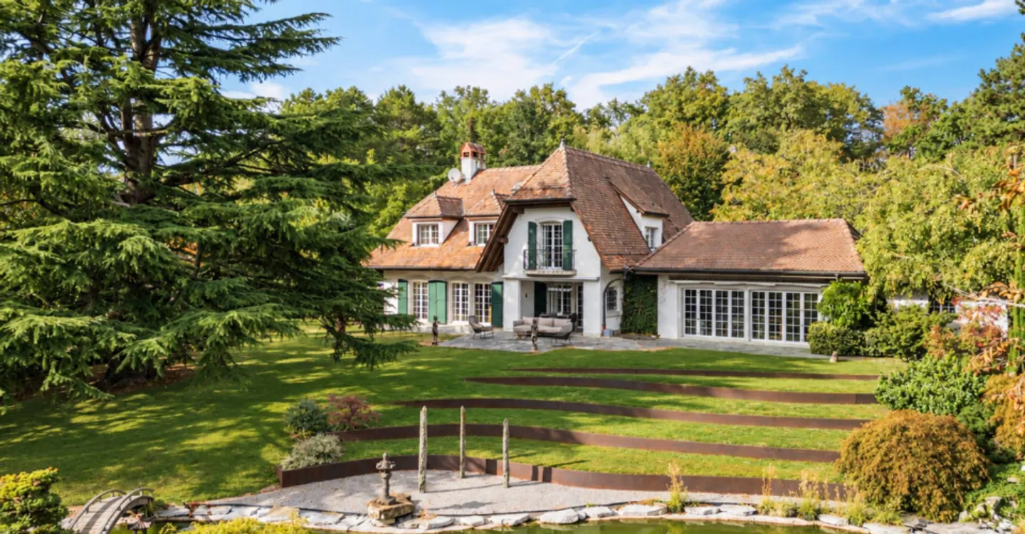 Elegant property with outbuildings in a preserved setting - Photo 1 of 10