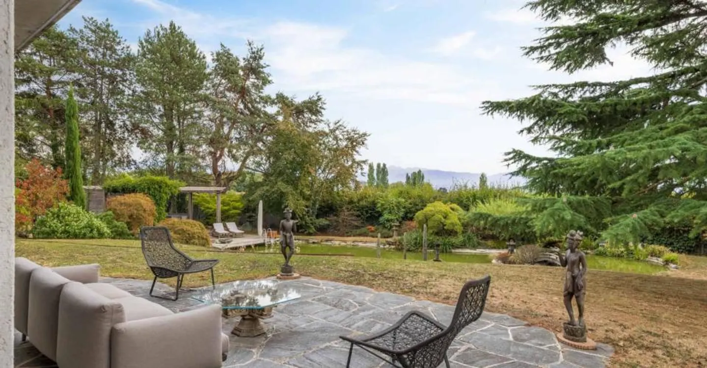 Elegant property with outbuildings in a preserved setting - Photo 2 of 10