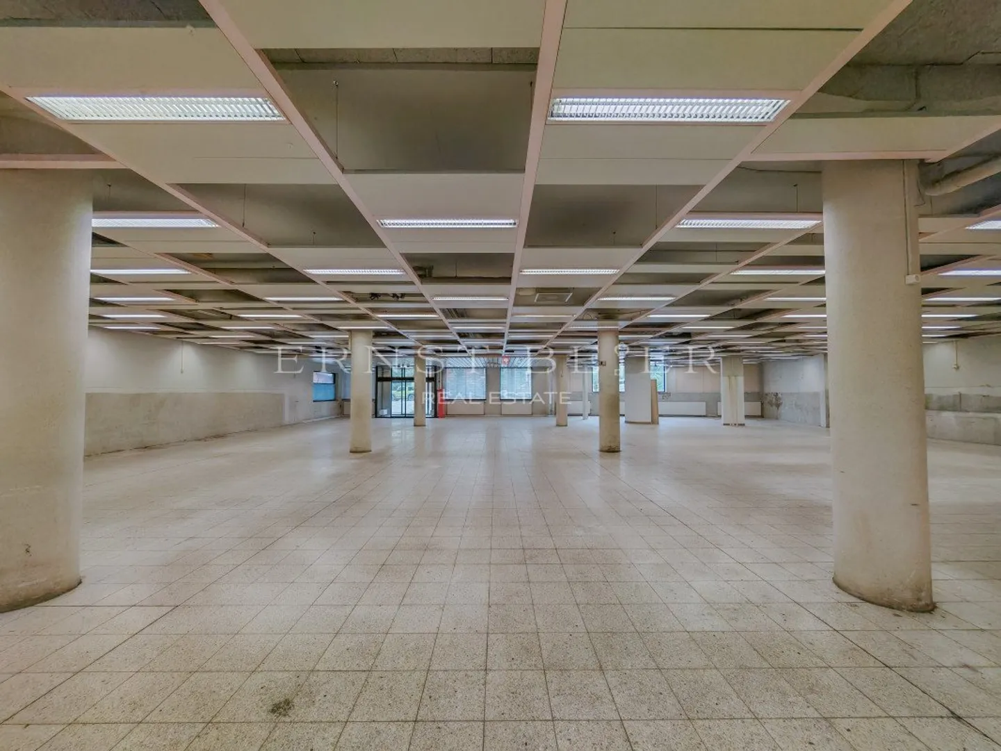 Ampio spazio commerciale ai piedi delle piste - Foto 1 di 6