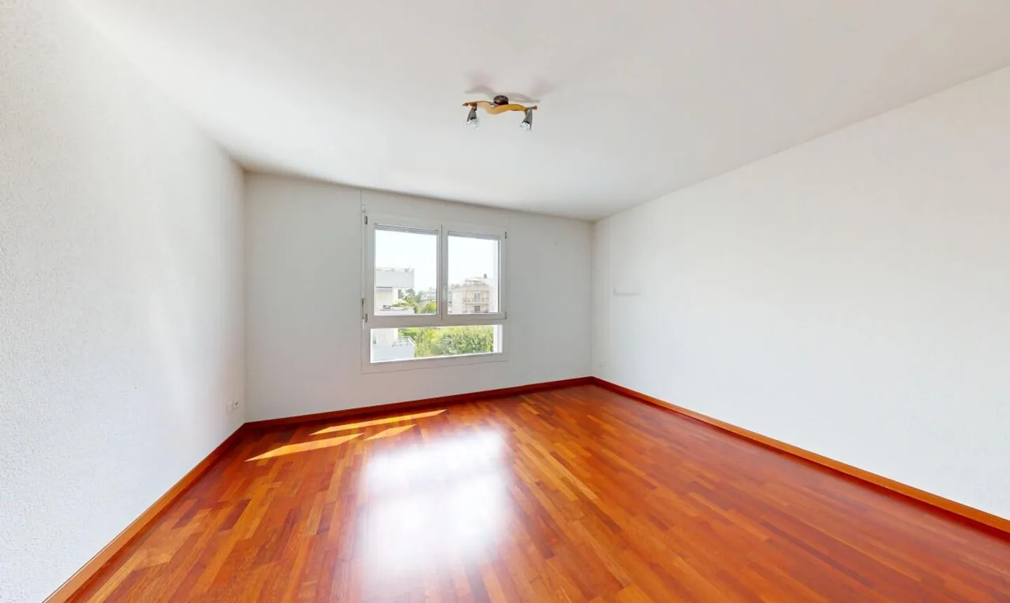 Spacious and Bright Apartment with a View in Ipsach - Photo 7 of 11
