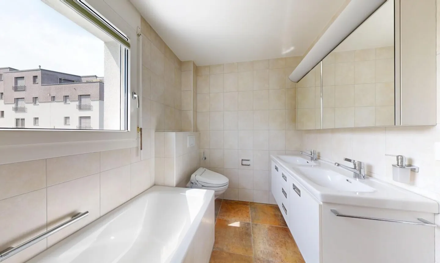 Spacious and Bright Apartment with a View in Ipsach - Photo 9 of 11