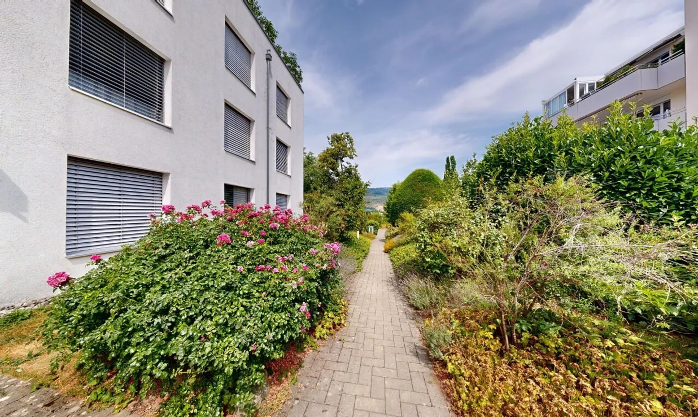 Spacious and Bright Apartment with a View in Ipsach - Photo 3 of 11