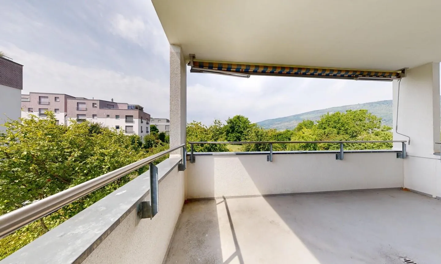 Spacious and Bright Apartment with a View in Ipsach - Photo 4 of 11