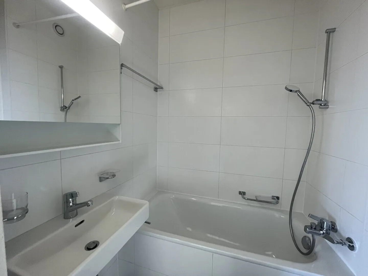 Beautiful recently renovated studio - Photo 3 of 4