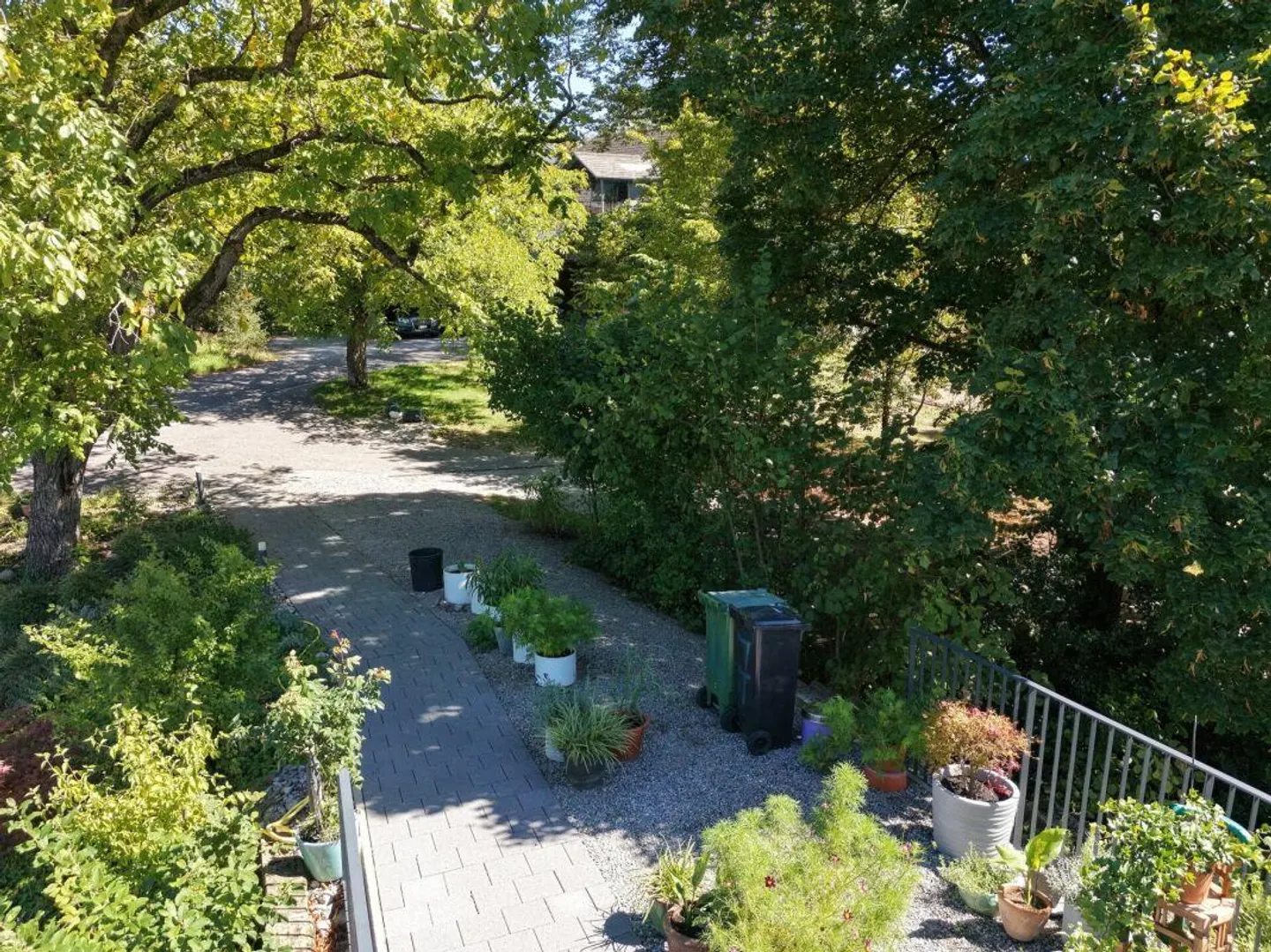 Appartamento loft esclusivo con spazi esterni soleggiati, vista libera, garage XXL e posto auto esterno coperto - Foto 3 di 25