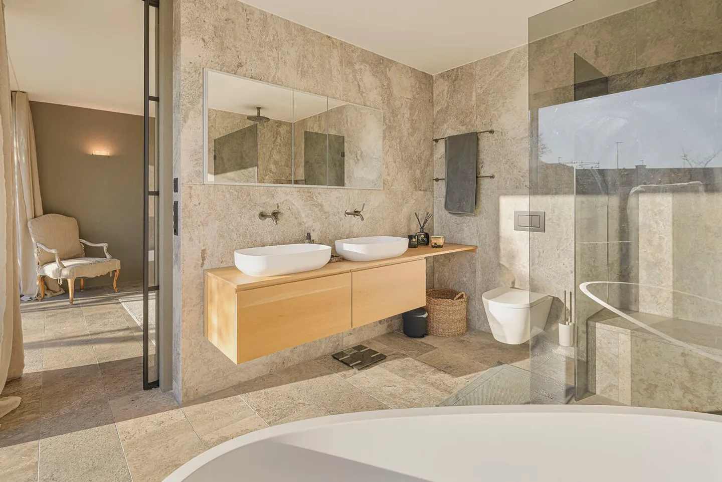 Le jardin intérieur - Une maison en pierre, lumière et eau. - Photo 8 sur 13