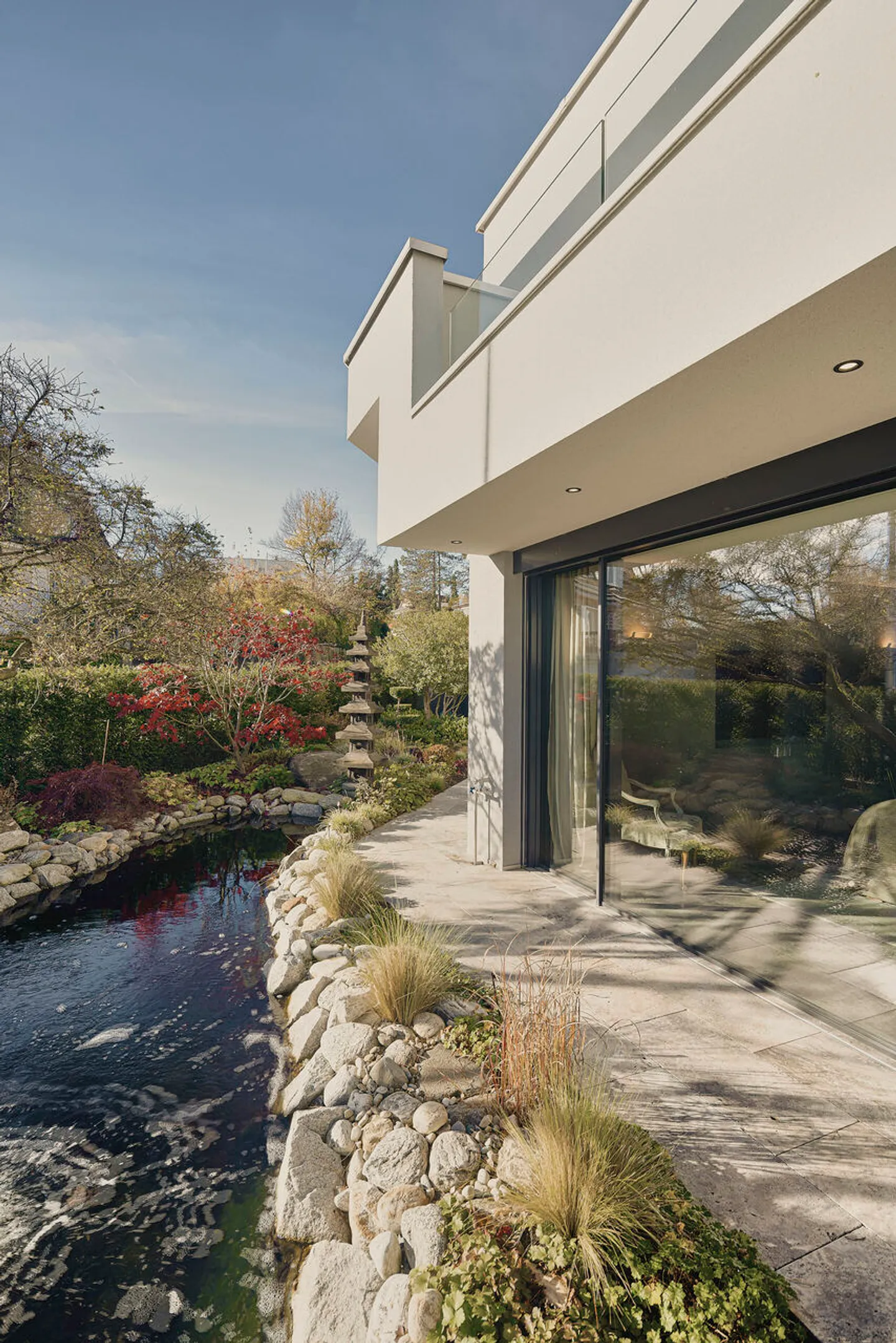 Le jardin intérieur - Une maison en pierre, lumière et eau. - Photo 10 sur 13