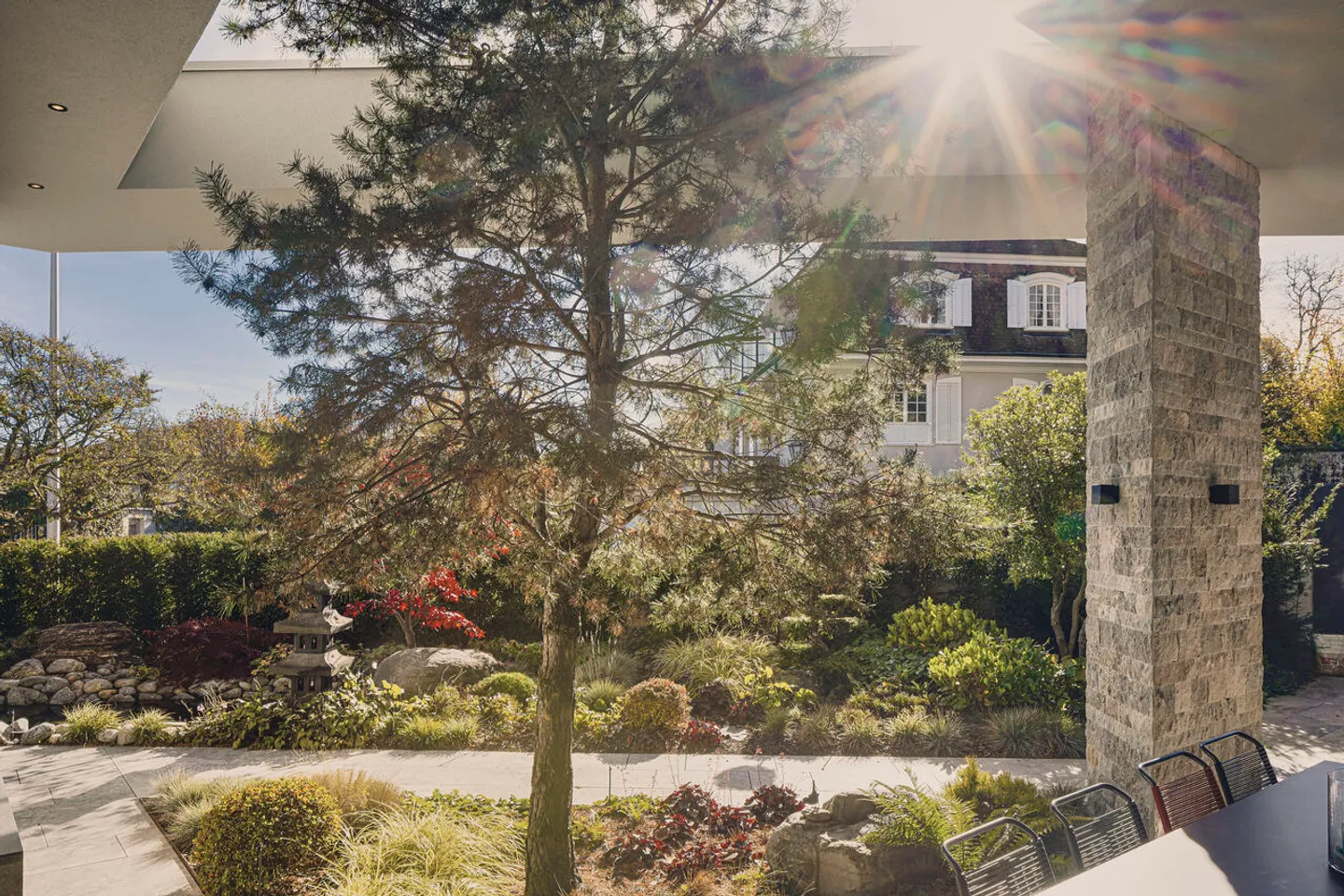 Le jardin intérieur - Une maison en pierre, lumière et eau. - Photo 11 sur 13