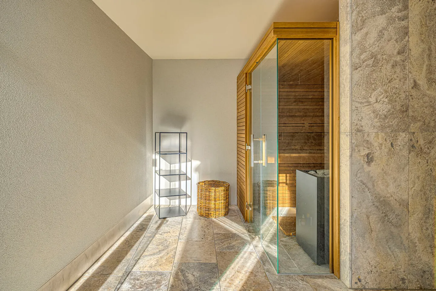 Le jardin intérieur - Une maison en pierre, lumière et eau. - Photo 12 sur 13