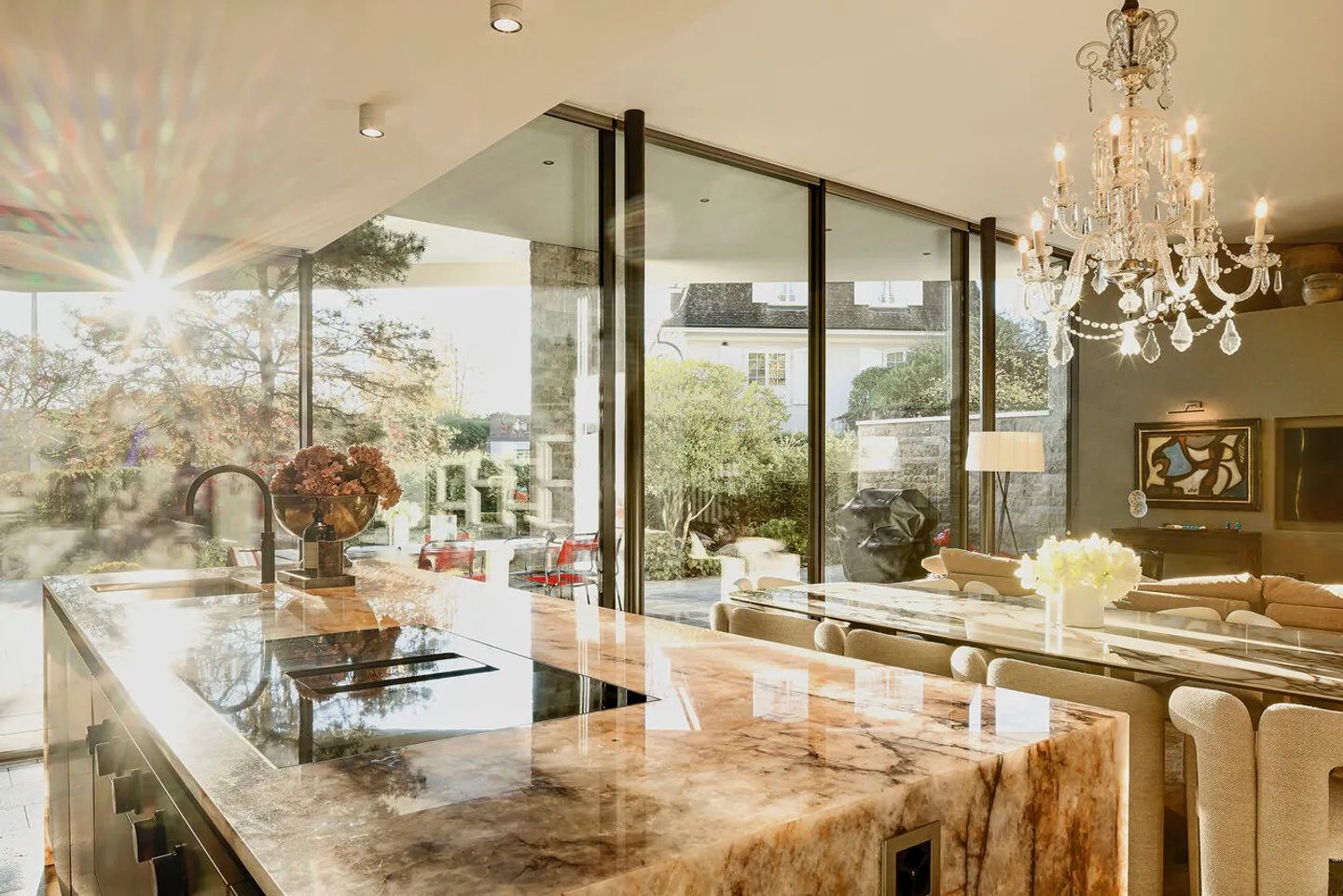 Le jardin intérieur - Une maison en pierre, lumière et eau. - Photo 4 sur 13