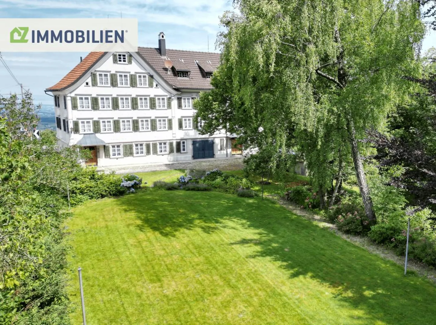 Casa bifamiliare con vista lago e giardino da sogno - Foto 1 di 12