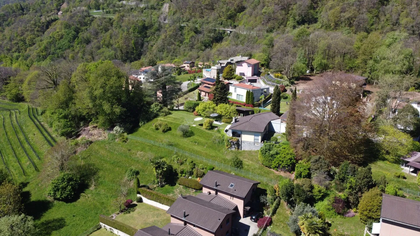 Ampio Terreno Edificabile con Vista Parziale sul Lago in Posizione Elevata con Permesso di Costruzione Approvato - Foto 2 di 10