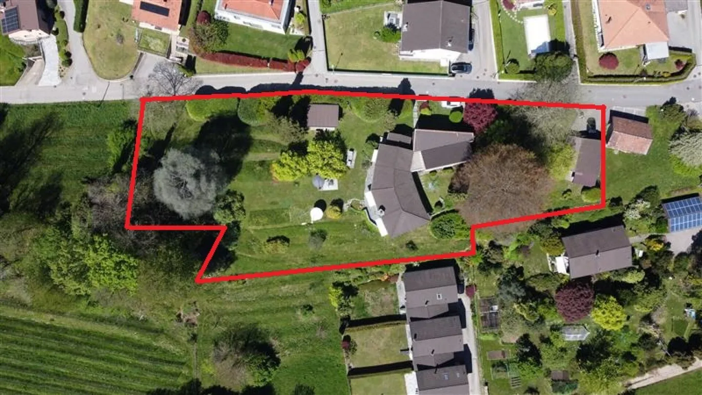 Ampio Terreno Edificabile con Vista Parziale sul Lago in Posizione Elevata con Permesso di Costruzione Approvato - Foto 1 di 10