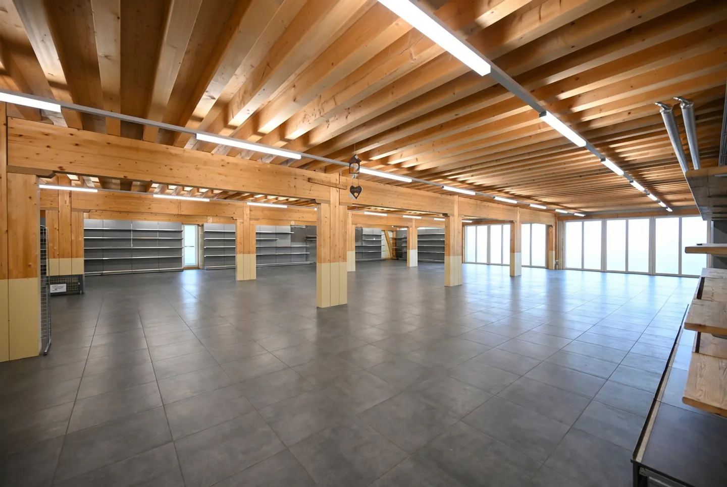 Proprietà commerciale esclusiva con architettura ibrida in legno moderna - Foto 2 di 13