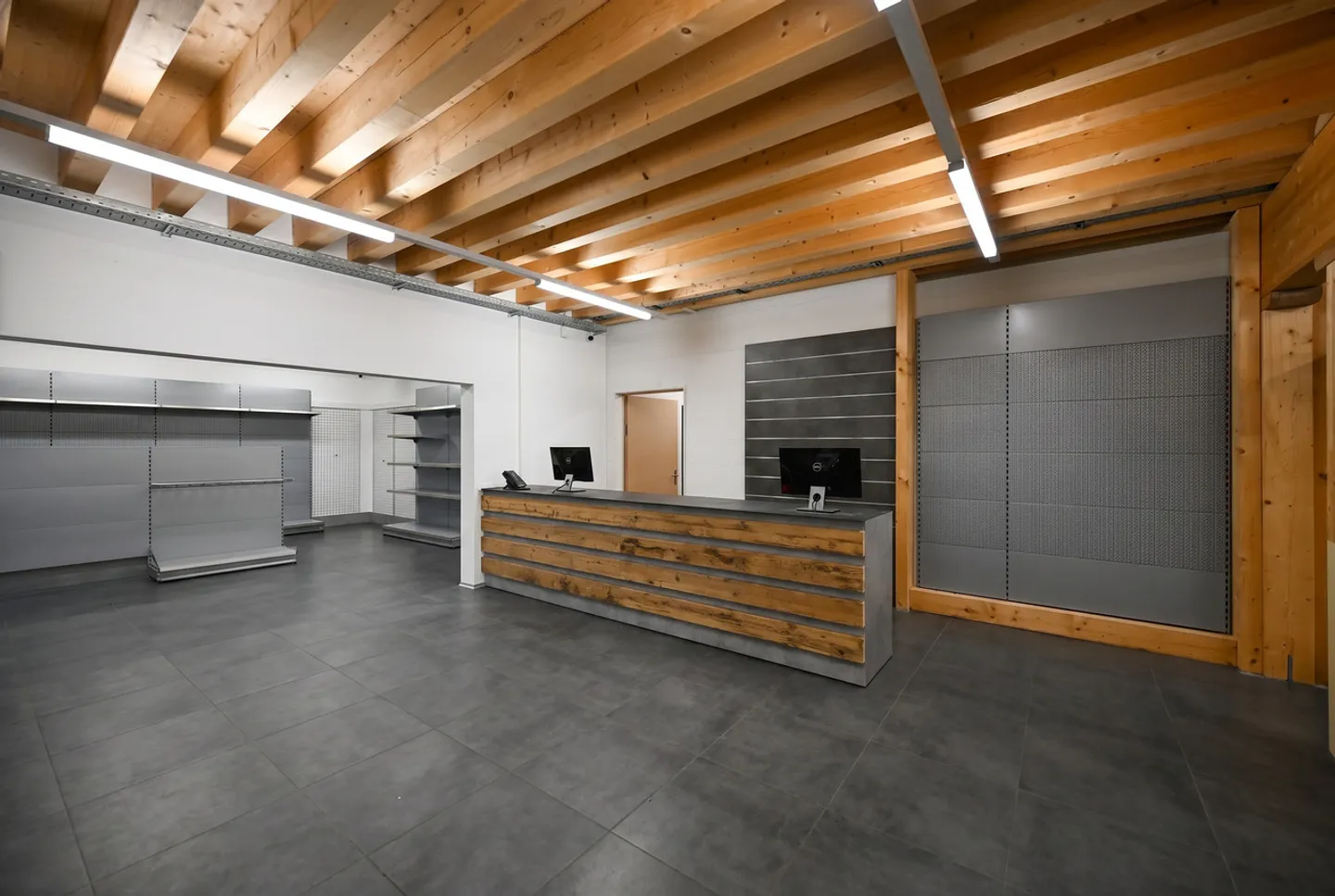 Proprietà commerciale esclusiva con architettura ibrida in legno moderna - Foto 3 di 13