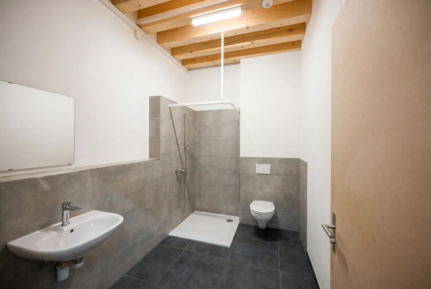 Proprietà commerciale esclusiva con architettura ibrida in legno moderna - Foto 9 di 13