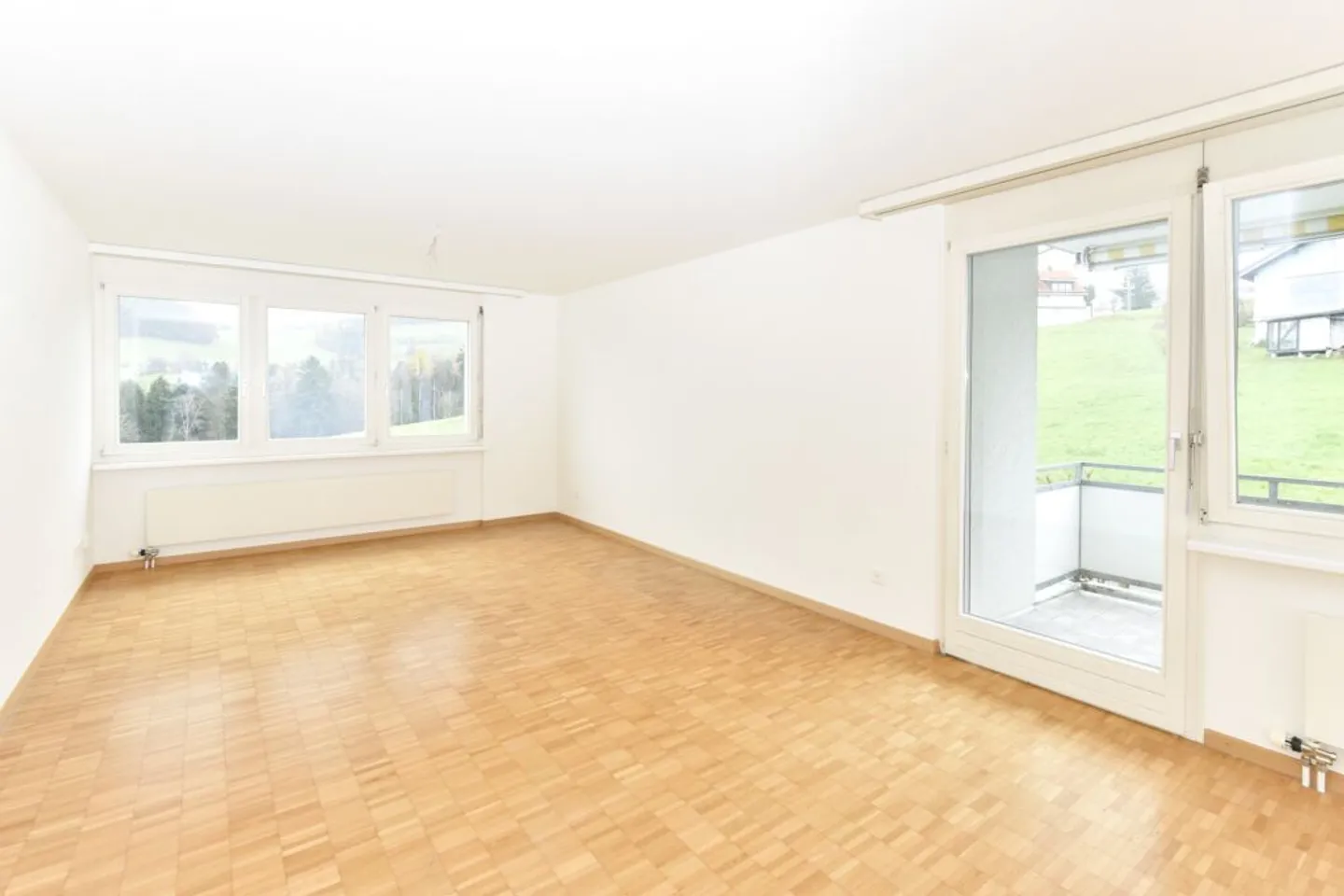 Spacious 4.5 Room Apartment - Photo 3 of 8