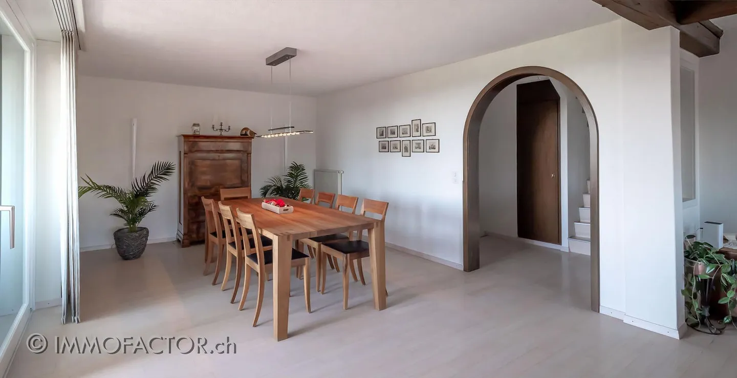 Maison confortable avec beaucoup d'espace, charme ancien et balcon ensoleillé - Photo 2 sur 17