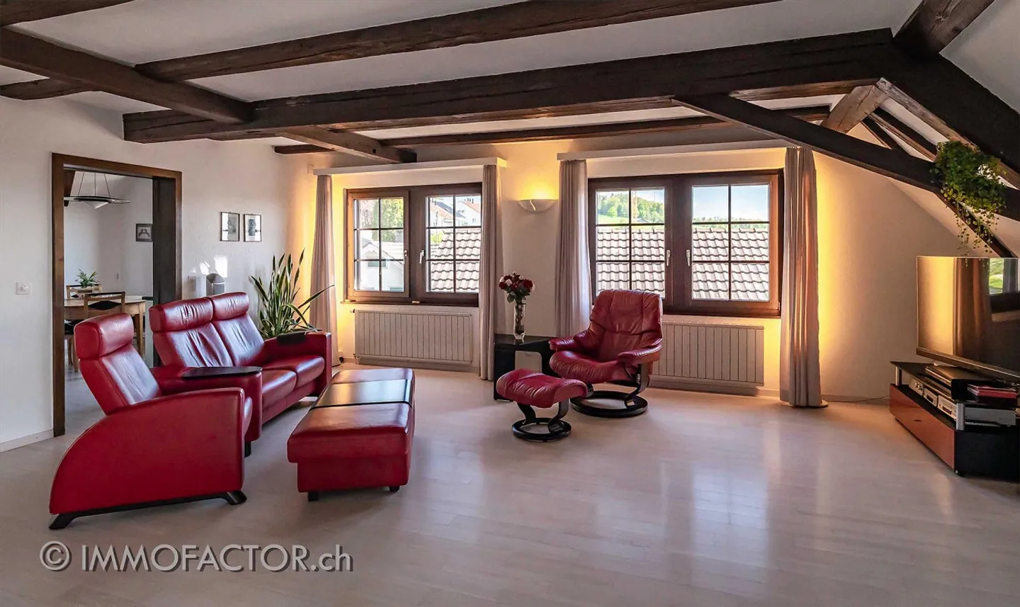 Maison confortable avec beaucoup d'espace, charme ancien et balcon ensoleillé - Photo 4 sur 17