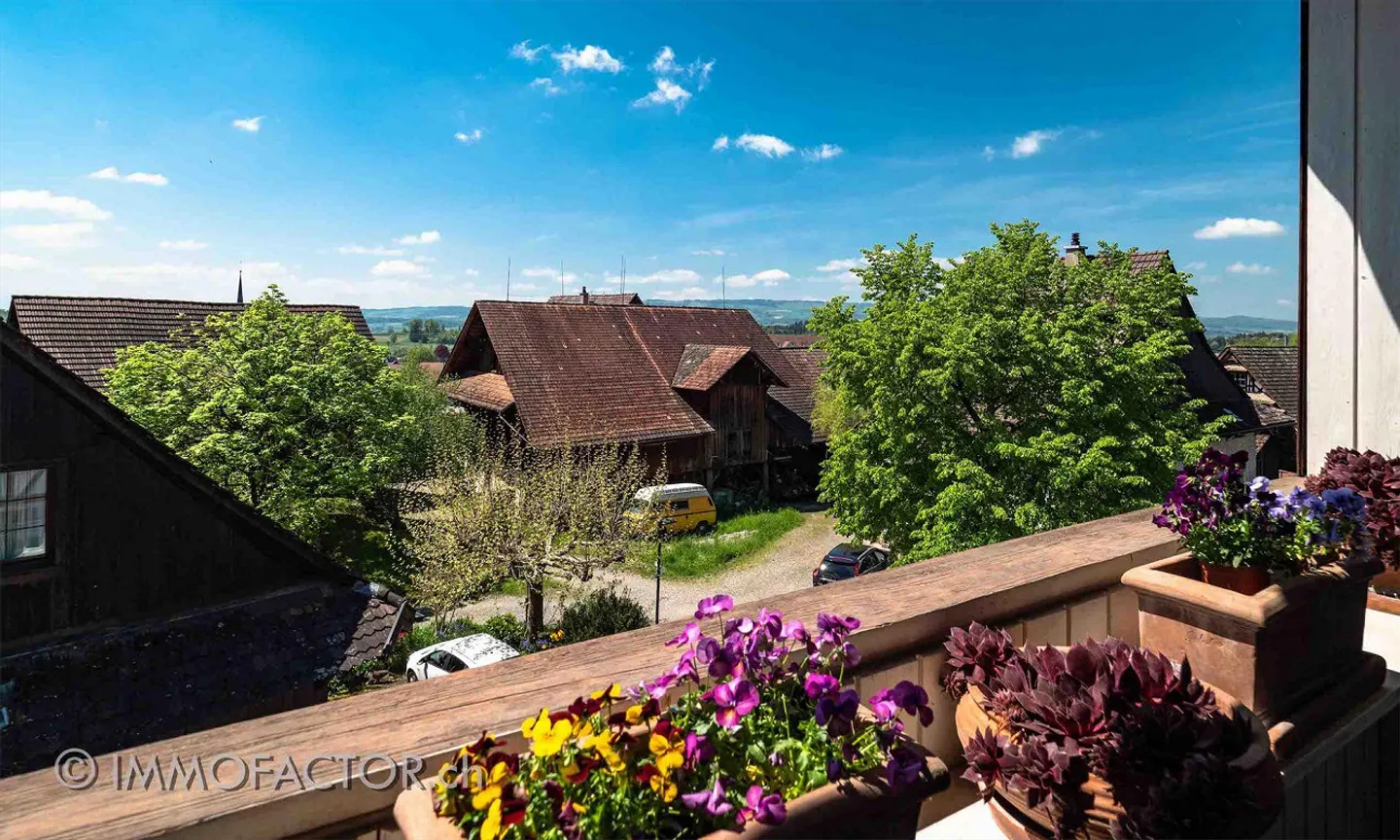 Maison confortable avec beaucoup d'espace, charme ancien et balcon ensoleillé - Photo 1 sur 17