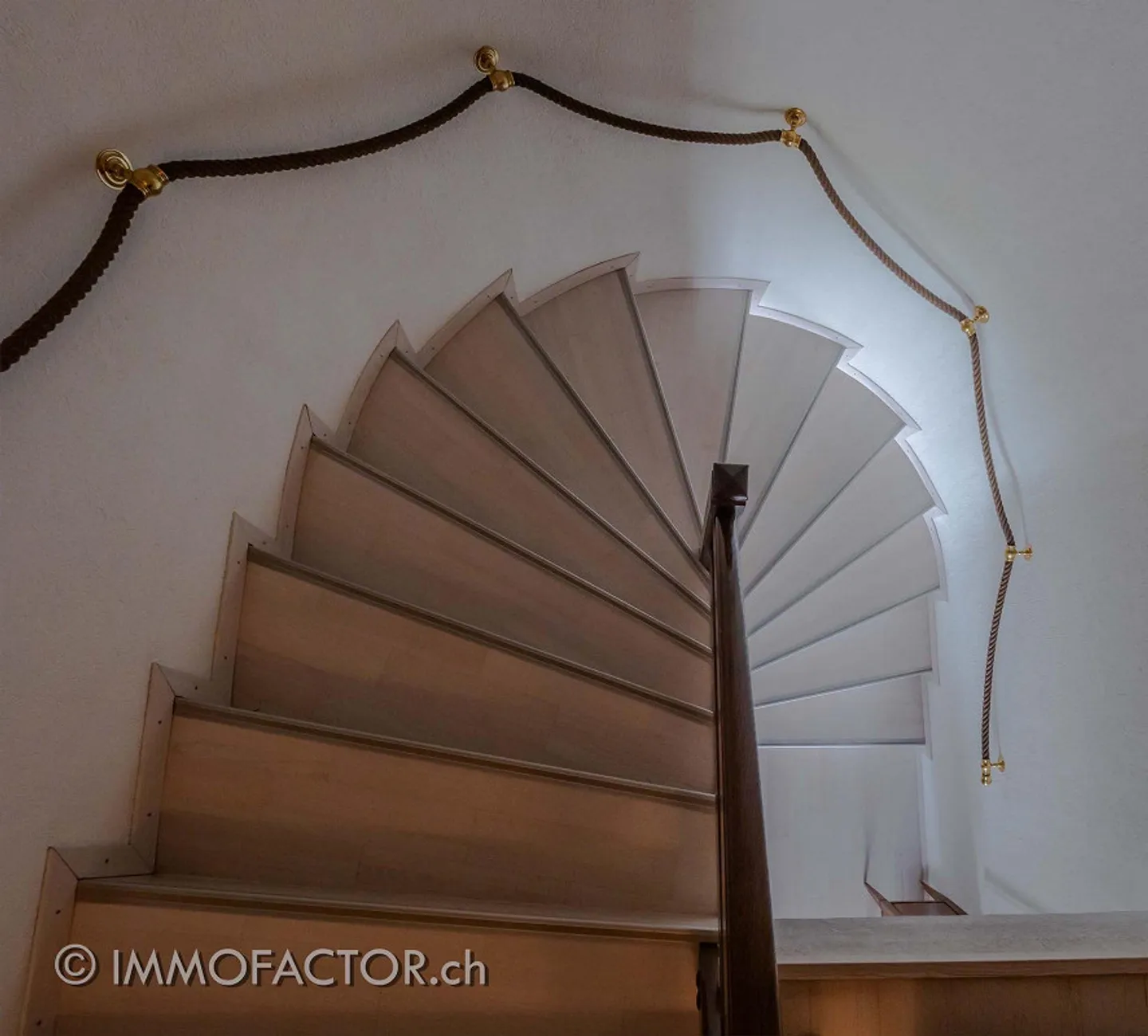 Maison confortable avec beaucoup d'espace, charme ancien et balcon ensoleillé - Photo 8 sur 17