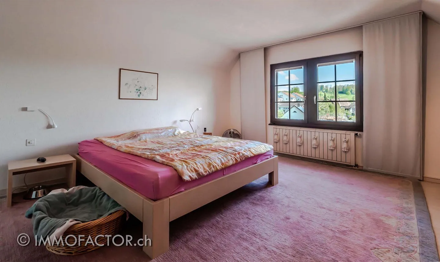 Maison confortable avec beaucoup d'espace, charme ancien et balcon ensoleillé - Photo 9 sur 17