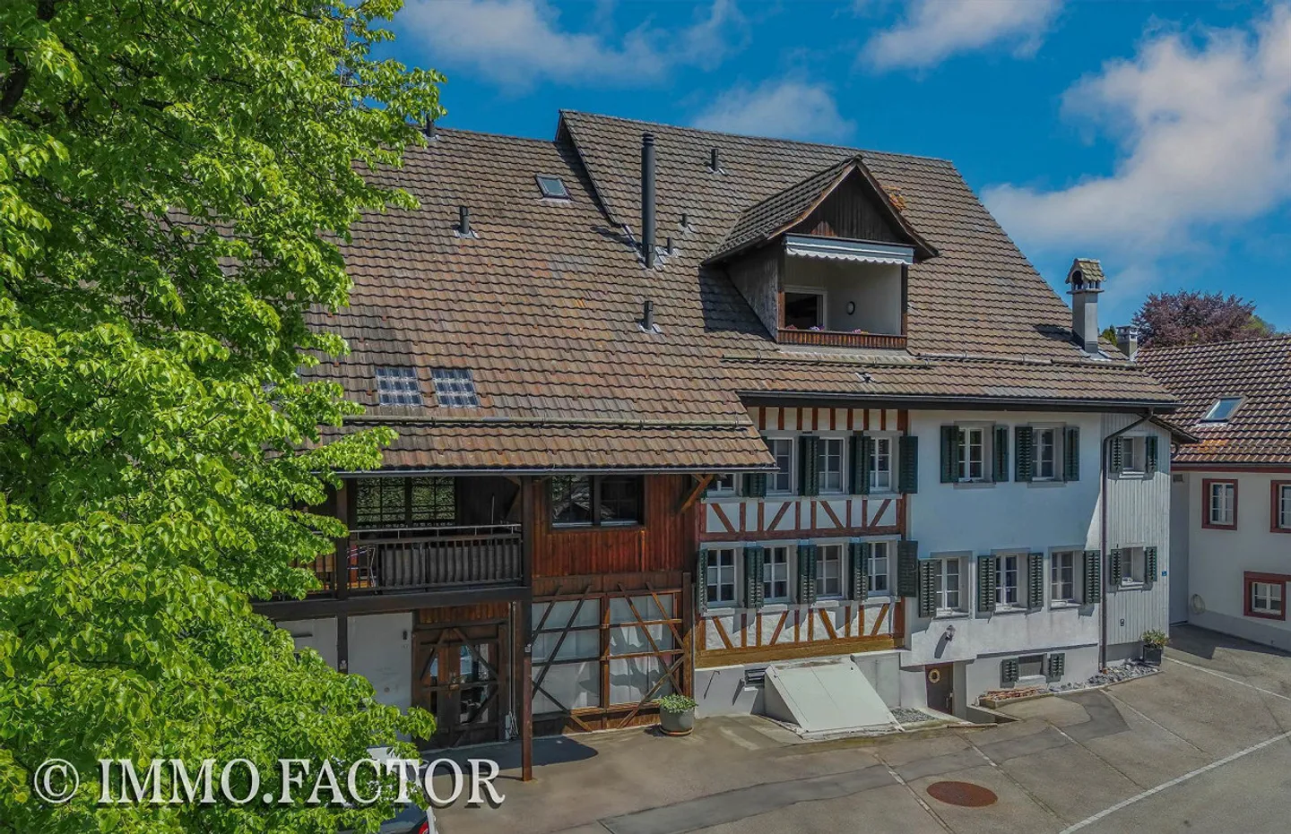 Maison confortable avec beaucoup d'espace, charme ancien et balcon ensoleillé - Photo 16 sur 17