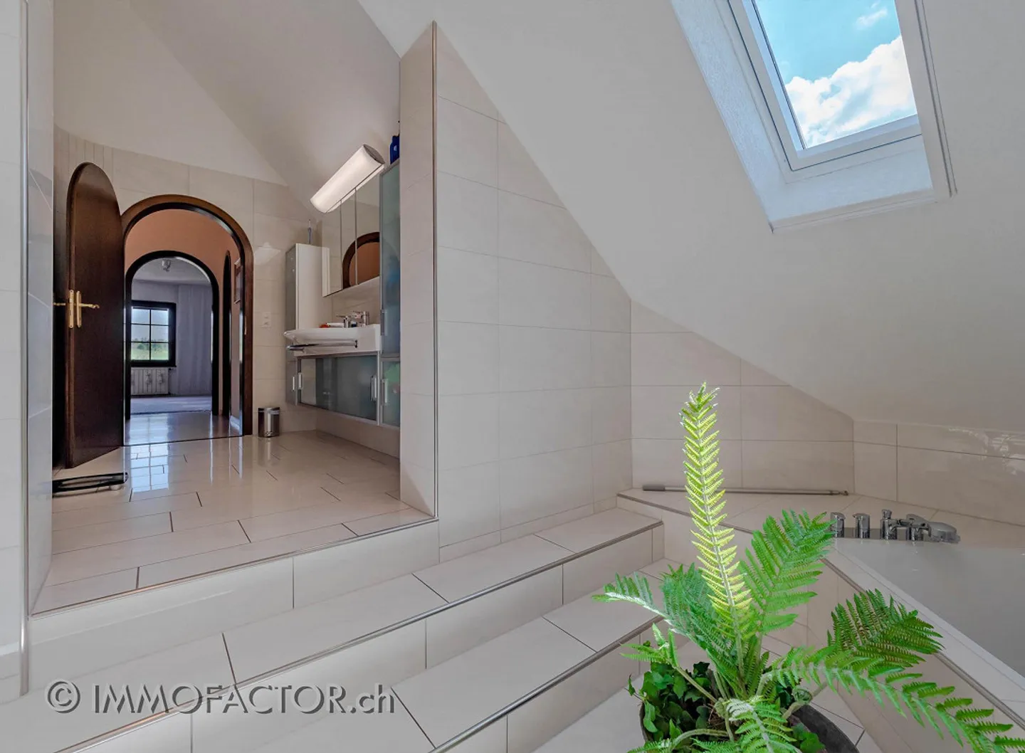 Maison confortable avec beaucoup d'espace, charme ancien et balcon ensoleillé - Photo 13 sur 17