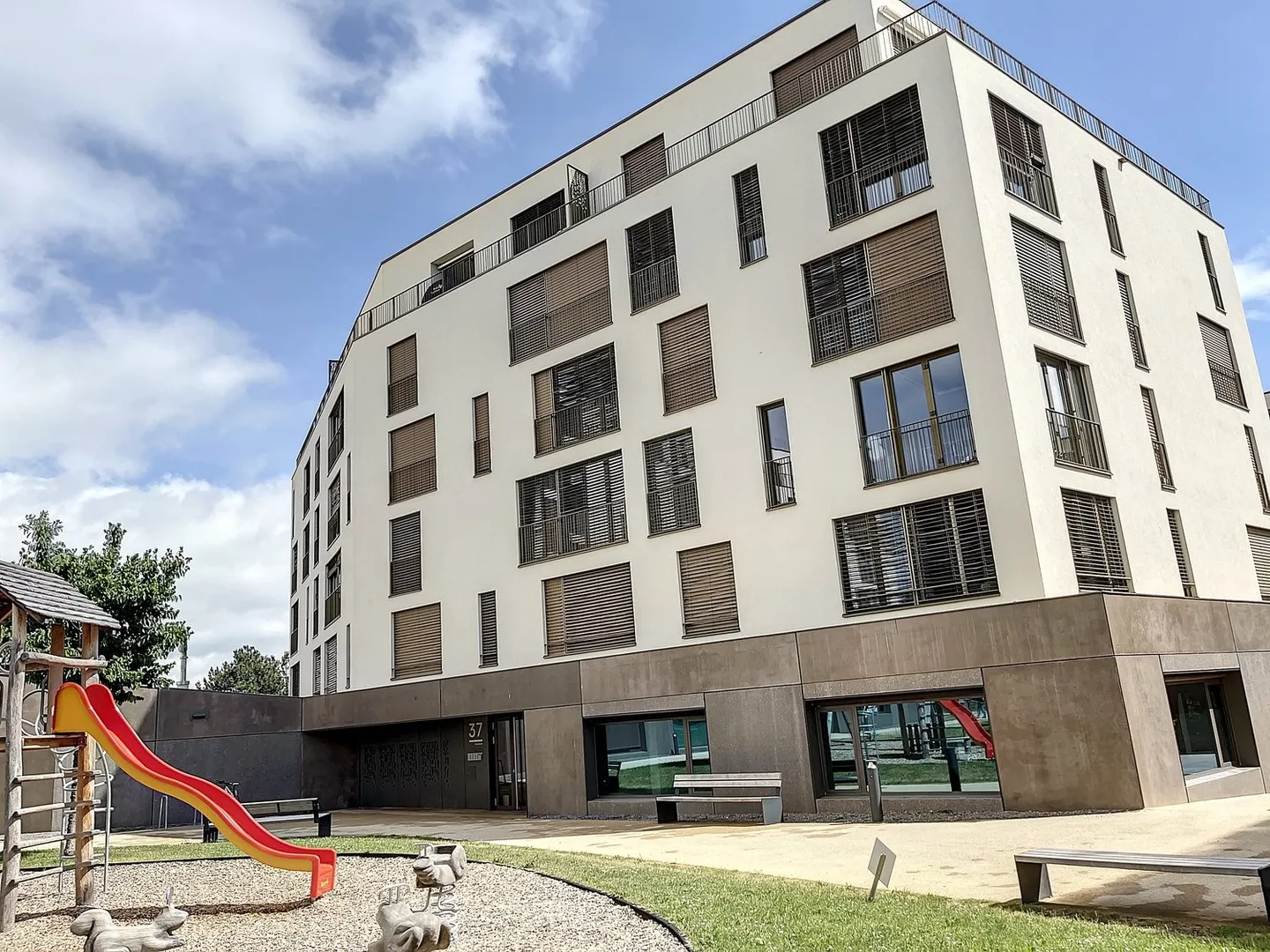 BEAUTIFUL 3.5-ROOM PENTHOUSE! - Photo 1 of 2