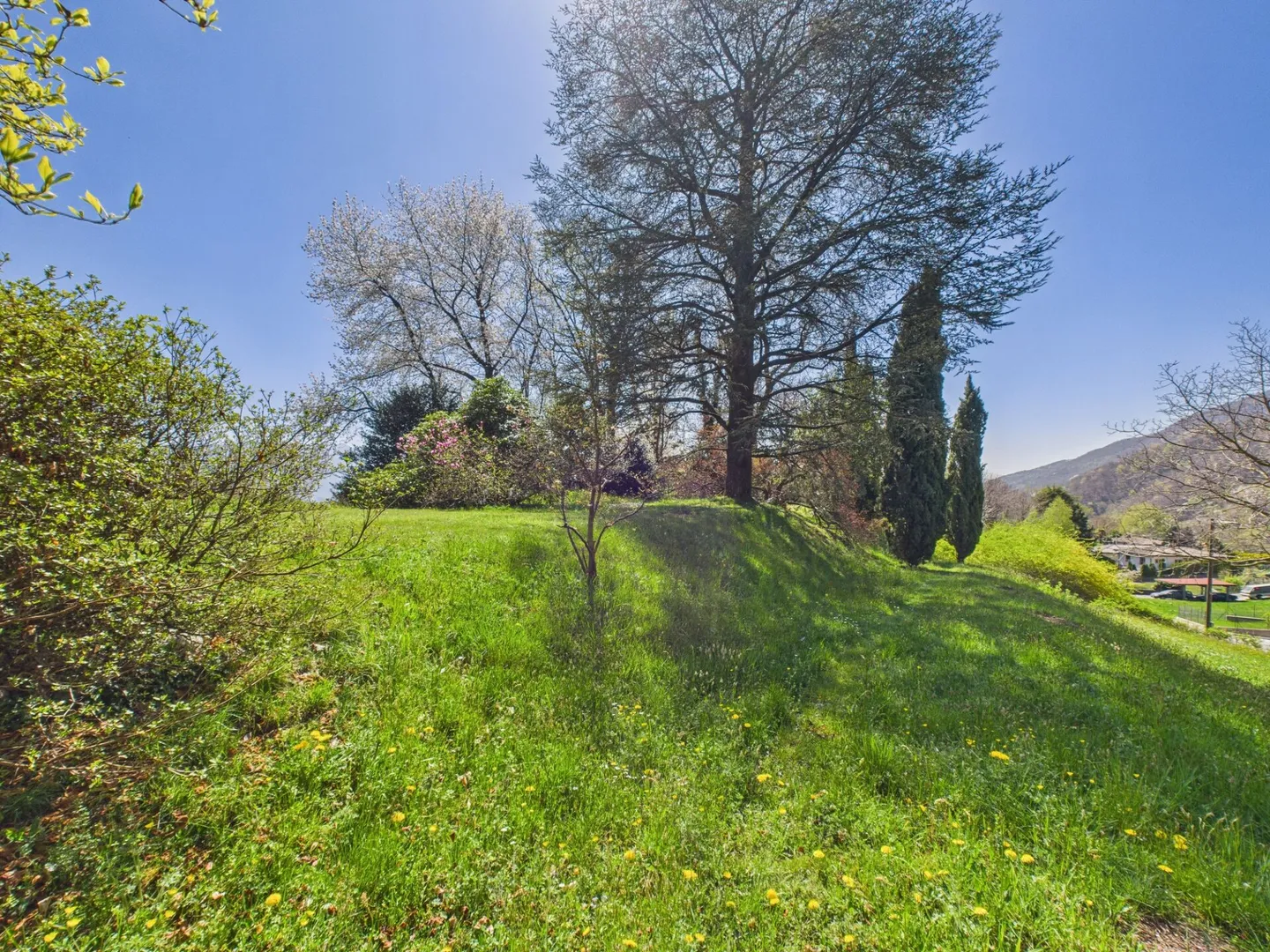 Ampio Terreno Edificabile con Vista Parziale sul Lago in Posizione Elevata con Permesso di Costruzione Approvato - Foto 7 di 10