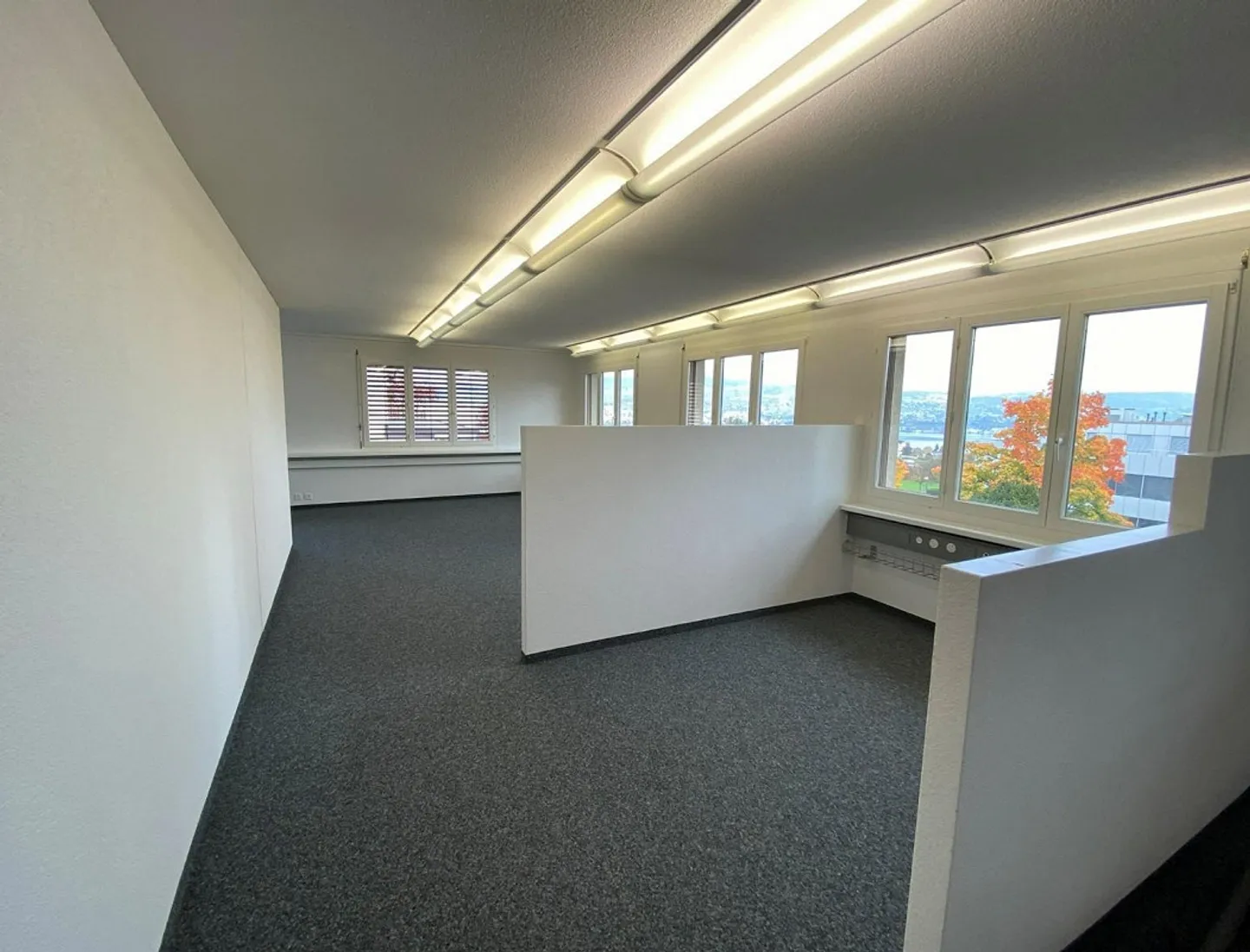 Grosszügiges und lichtdurchflutetes Büro mit Seesicht - Foto 1 von 12