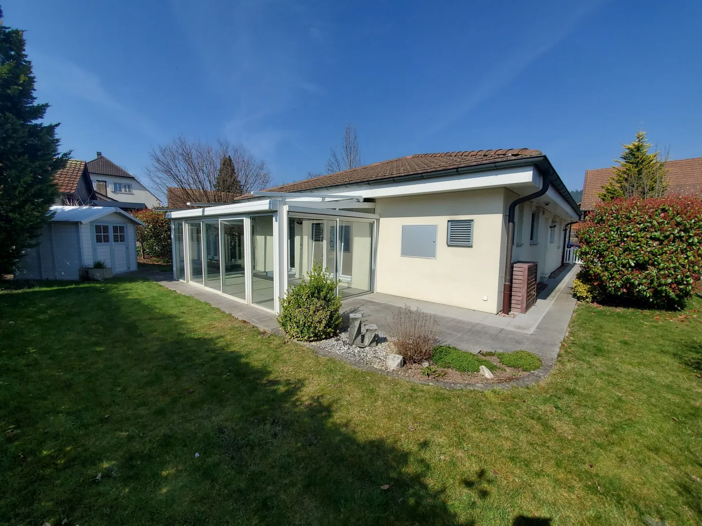 Bungalow indépendant de 4 1/2 pièces avec véranda dans un emplacement ensoleillé et central - Photo 1 sur 17