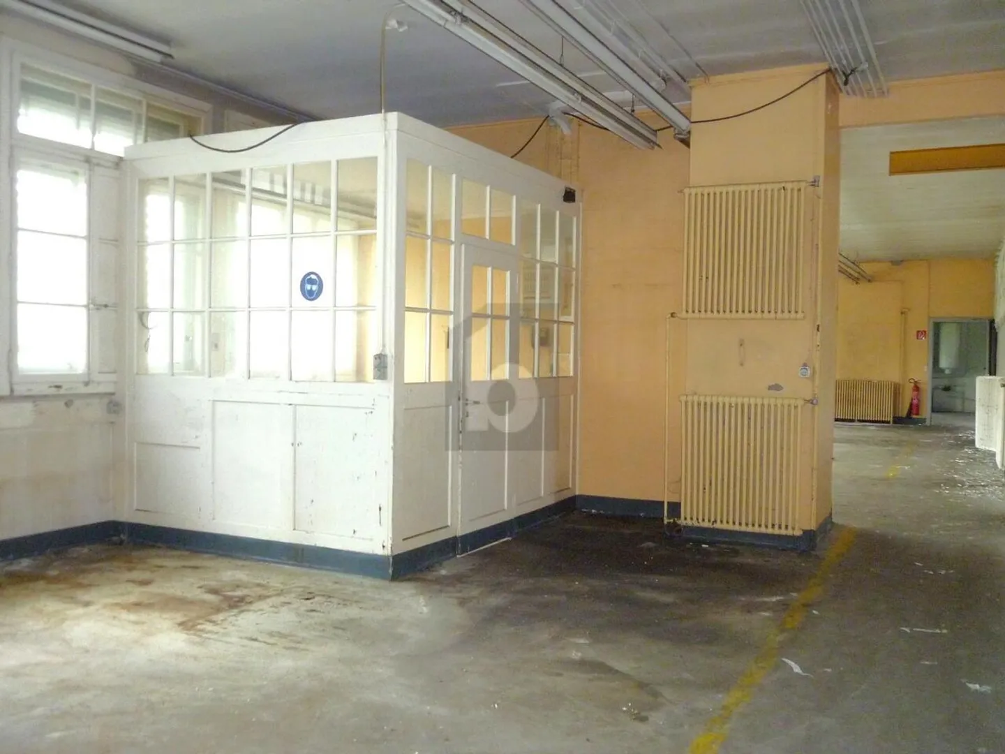 AT GROUND LEVEL IN A STRATEGIC LOCATION (5) - Photo 4 of 6