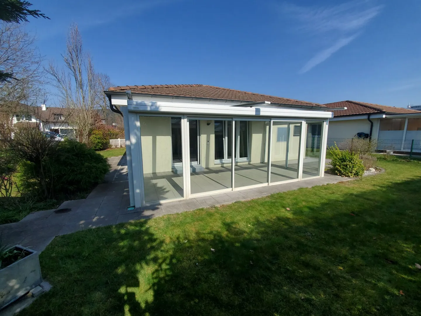 Bungalow indépendant de 4 1/2 pièces avec véranda dans un emplacement ensoleillé et central - Photo 2 sur 17