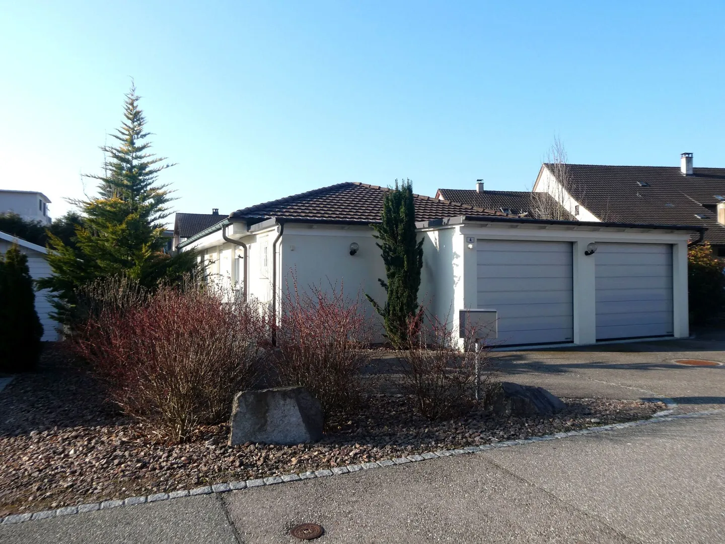 Bungalow indépendant de 4 1/2 pièces avec véranda dans un emplacement ensoleillé et central - Photo 4 sur 17