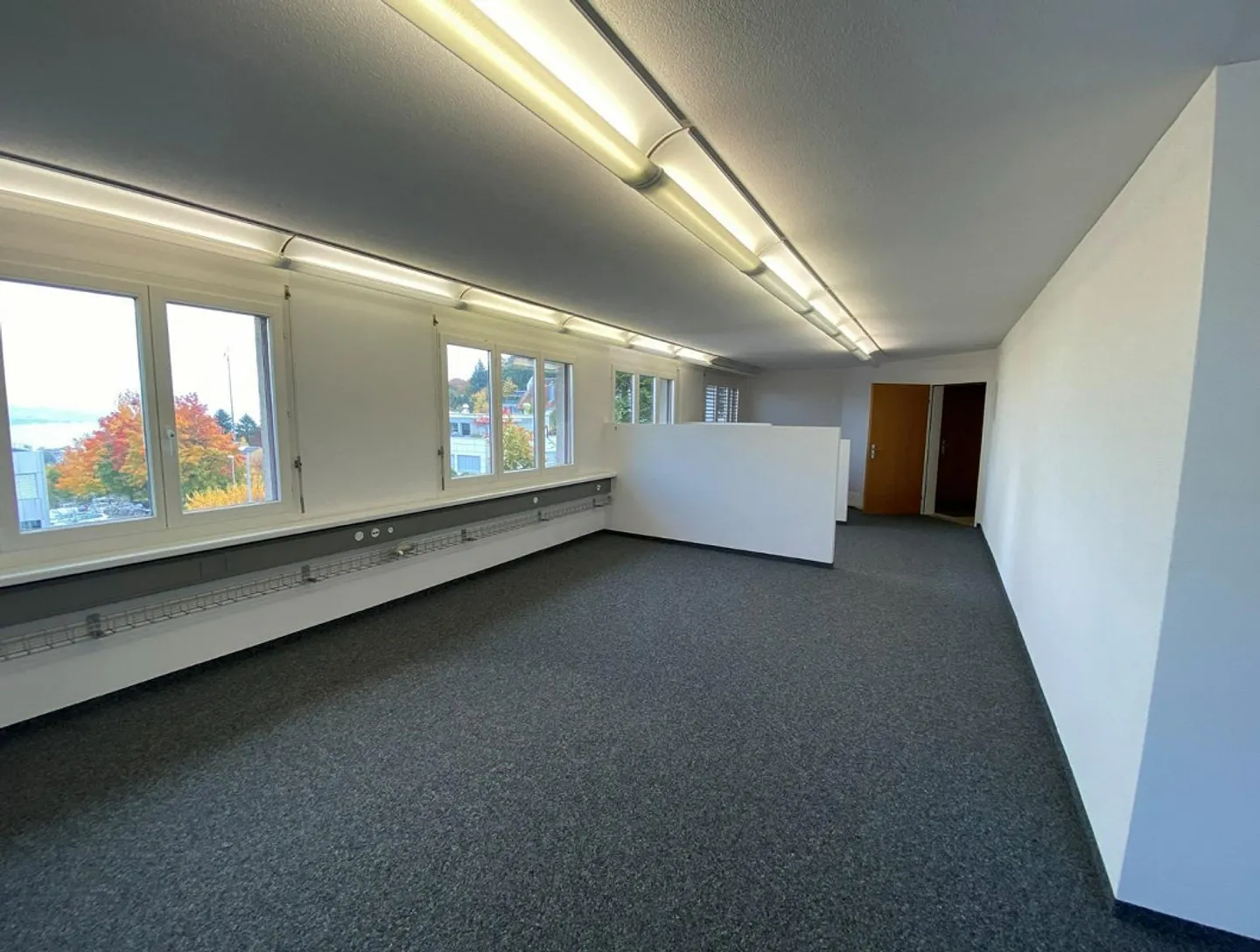 Grosszügiges und lichtdurchflutetes Büro mit Seesicht - Foto 2 von 12